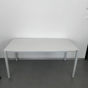 Бяла офис маса