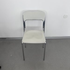 Офис стол бял с метална рамка