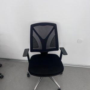 Офис стол черен мрежест