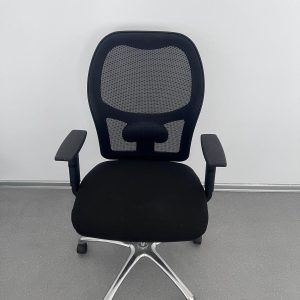 Офис стол черен мрежест с опора