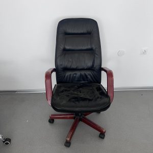 Офис стол черен с дървени подлакътници