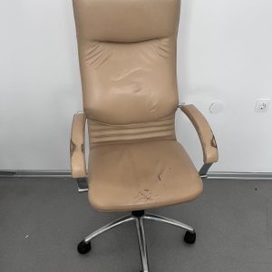 Офис стол бежов с висока облегалка