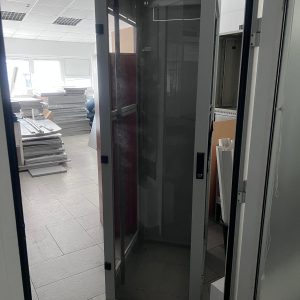 Метален офис шкаф със стъклена врата